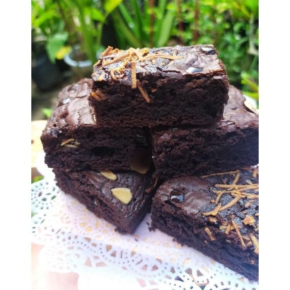 

Fudgy Brownies Brownis Panggang Size 20X10 Chewy Cakey Shiny Crush Bronis Almond Chocochip Keju Kacang Cek Dulu