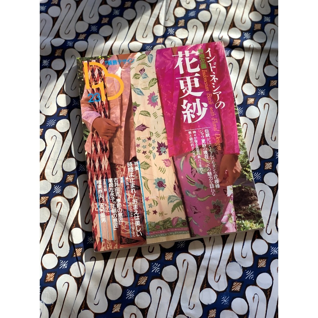 JavaPitu - Buku / Majalah Batik - Indonesian Batik with Floral Design