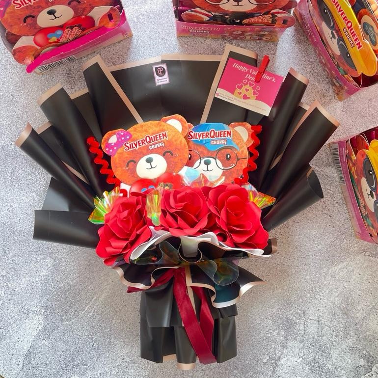 

PROMO Buket Valentine / Kado Valentine Coklat Silverqueen Bear / Hadiah Hari Kasih Sayang 2025 ic-98