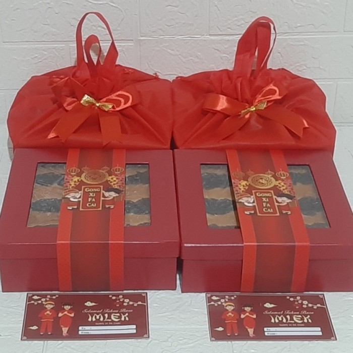 

Lapis Surabaya Prunes 22*22 Cm (Hampers)