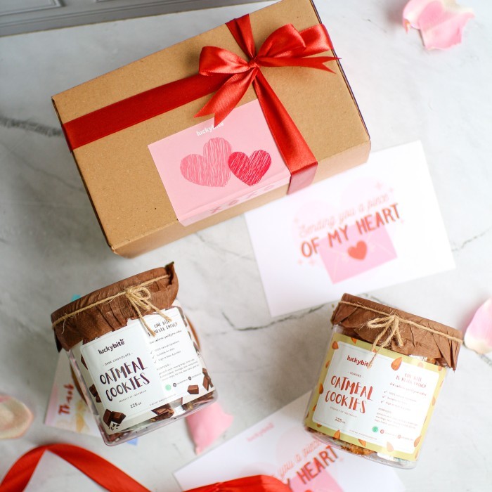 

VALENTINE HAMPERS - OATMEAL COOKIES 2 JAR + FREE GREETING CARD + PITA