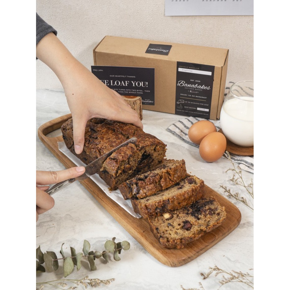 

ORIGINAL BANANA BREAD (WITH CHOCOLATE AND ROASTED ALMONDS)