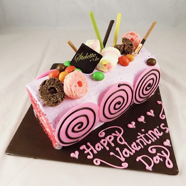 

ROLL CAKE VALENTINE / KADO / KUE / HAMPER / PARCEL / MURAH ENAK