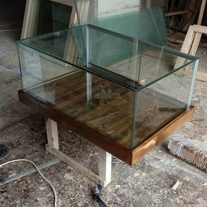 CO etalase kaca frameless donat alas kayu jati belanda 100x40x30 pintu