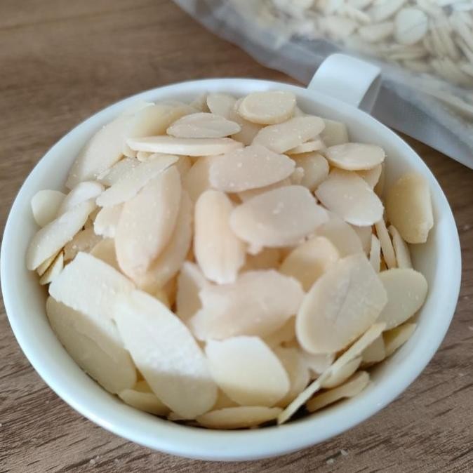 

(Good) Natural Blanched Sliced Raw Almond ( Kacang ) - 1 Kg