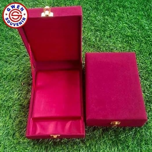 

box plakat kotak buludru murah