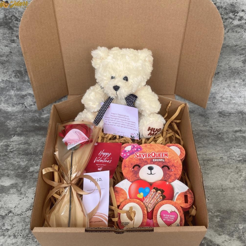 

Hampers Gift Coklat Silverqueen Beruang Spesial Valentine Size Medium Hadiah Unik Cokelat Snack Box Kado Ulang Tahun Kejutan Viral Anniversay Terbaru Bisa Request isi Boneka Bunga