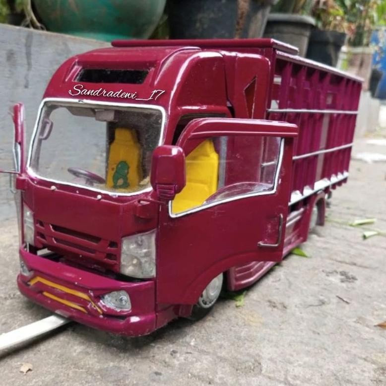 miniatur truk oleng bagus dan kokoh bisa menyala