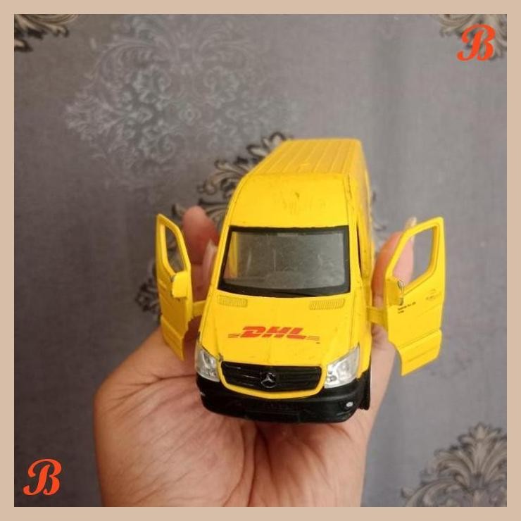 [MFA] DIECAST VAN DHL RMZ CITY MERCEDES-BENZ