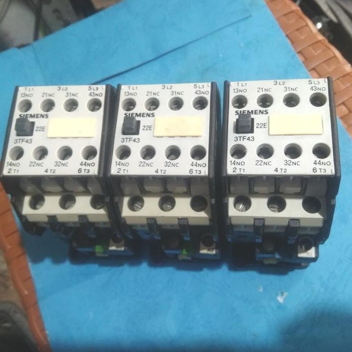 Contactor kontaktor SIEMENS 3TF43 22E 220V 30A.