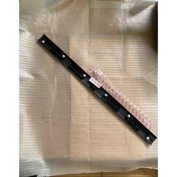 Cover Plat Penjepit Karpet Pintu Bagasi Belakang Grand Max Original