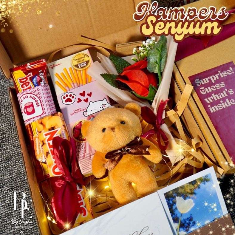 

Hampers Snack Box Cokelat Kado Ulang Tahun Wisuda Hadiah Pacar Gift Box Buket Murah Jajan Skripsi Sempro Valentine Hari Guru Hari Ibu Anniversary Cewek Cowok Set Kado Murah Unik Bermanfaat Spesial Senyum nUg
