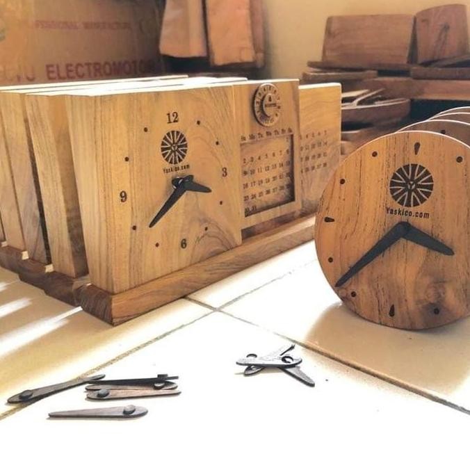 

Souvenir Jam Meja Kalender Abadi Kayu Jati Co