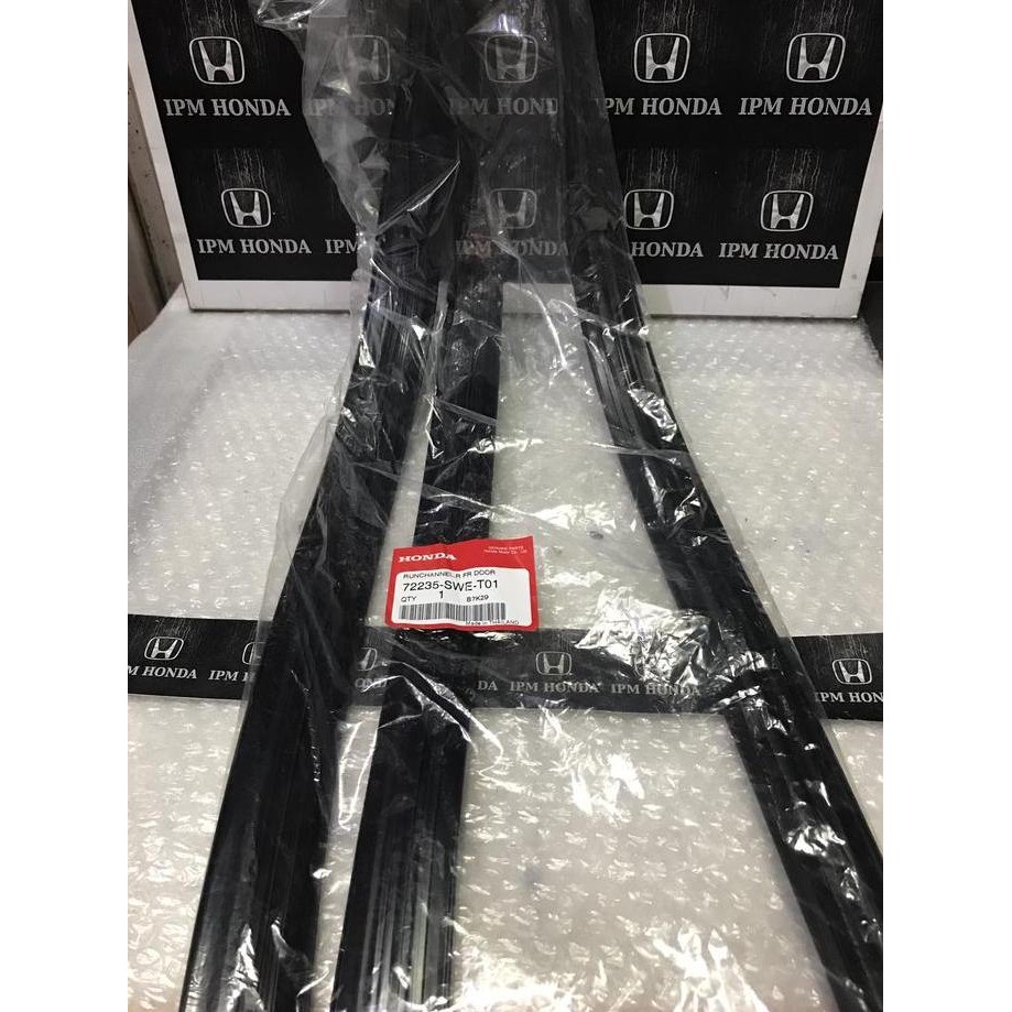 Karet channel Crv Gen3 72235 SWE Depan Kanan Karet kaca Crv 2007-2012