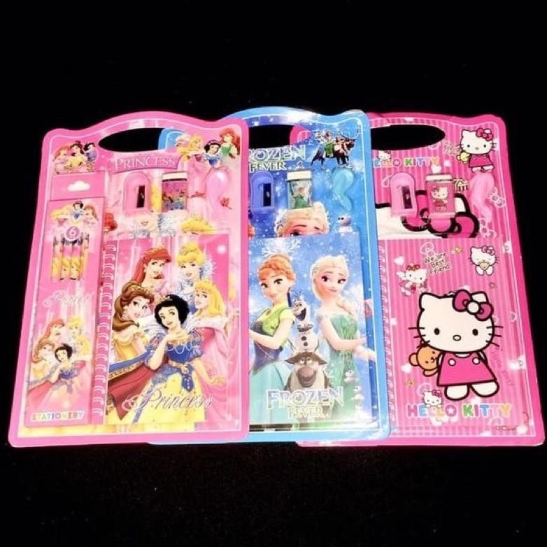 

Alat Tulis Set Karakter Anak Pensil Penggaris Penghapus Rautan Notes Buku Kecil Souvenir Hadiah Kado Trending