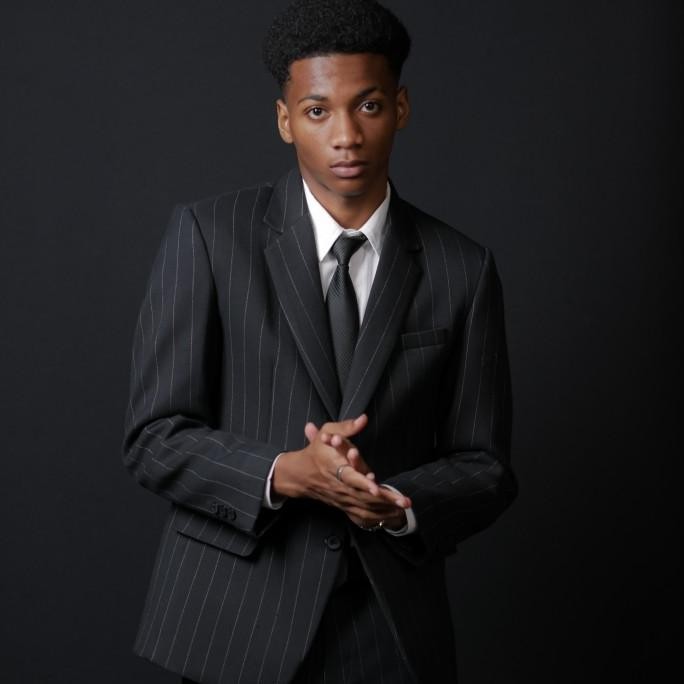 Mubeng Elegant Jas Slimfit Hitam Salur