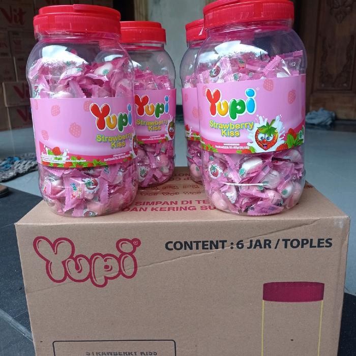 

terbaru !!! permen yupi strawberyy kis jar 300g 1dus isi 6pcs toples roti lebaran enak lezat