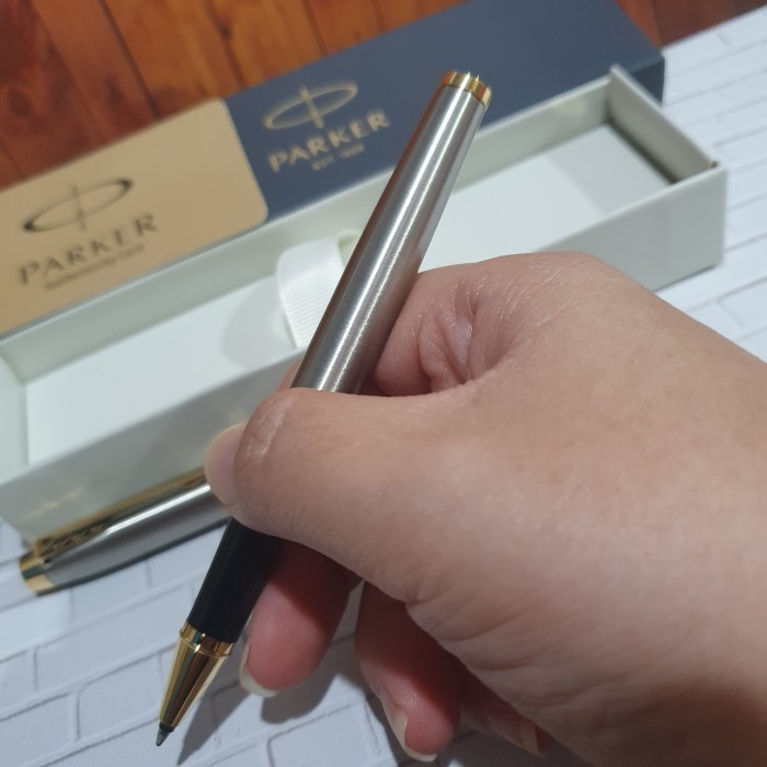

PARKER IM NEW BRUSHED METAL STAINLESS GOLD TRIM ROLLER BALL