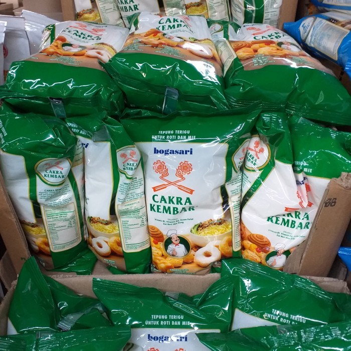 

BARANG TERLARIS Tepung Terigu Cakra Kembar 1 Dus (Via GOJEK)