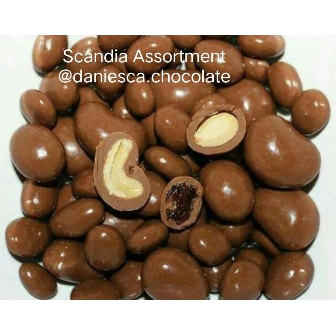 

1kg coklat Scandia Assortment mix Almond Mede Kismis Berkualitas