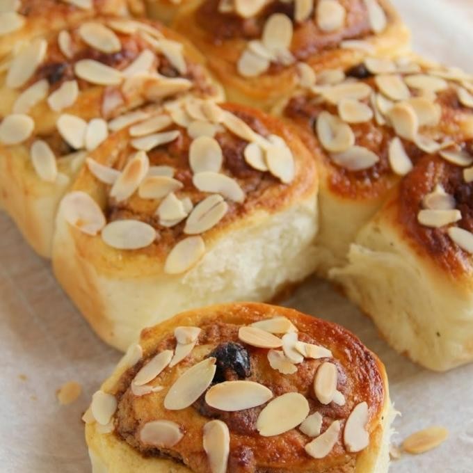 

ALMOND RAISIN BREAD & CINNAMON ROLL Berkualitas