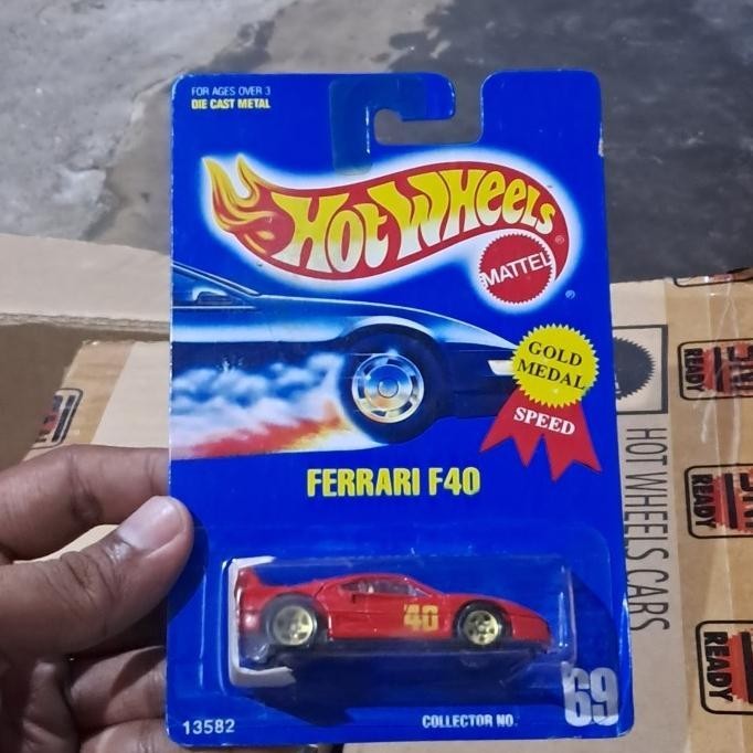 HOT WHEELS FERRARI F40 RED GOLD MEDAL RACE DELJASA153
