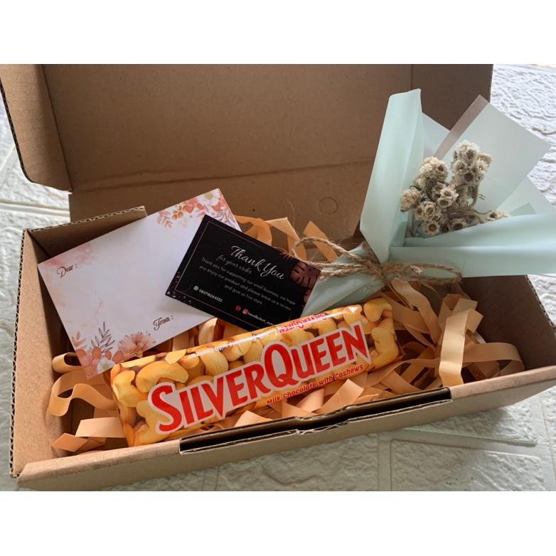 

PROMO Hampers Silverqueen dengan bunga edelweiiss mini | HANDBUKET_ASTAMBUL As23