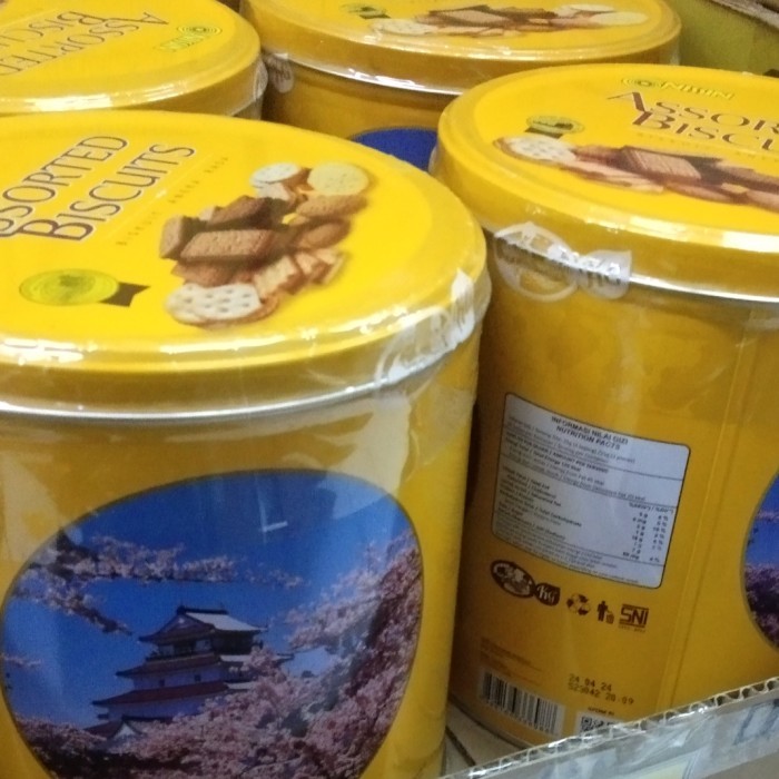 

nissin assorted biscuits yellow 650 gram 1 karton isi 6