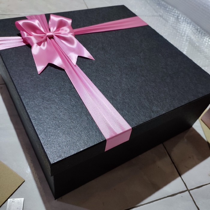 

Kotak Kado Hitam Pita Pink Besar Jumbo Volume 6 Kg