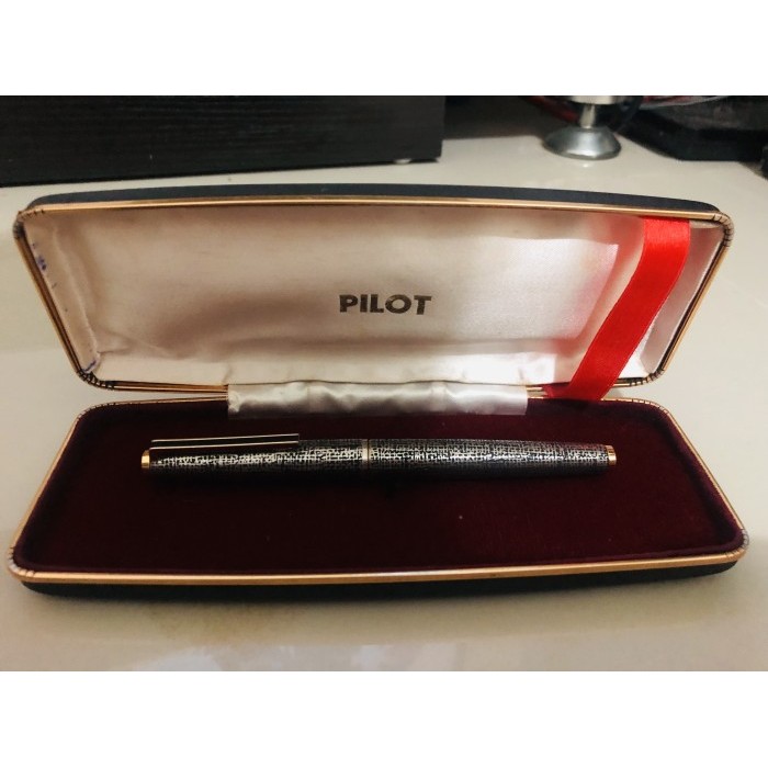 

PILOT 18k gold nib CUSTOM fountain pen with Japanese pattern