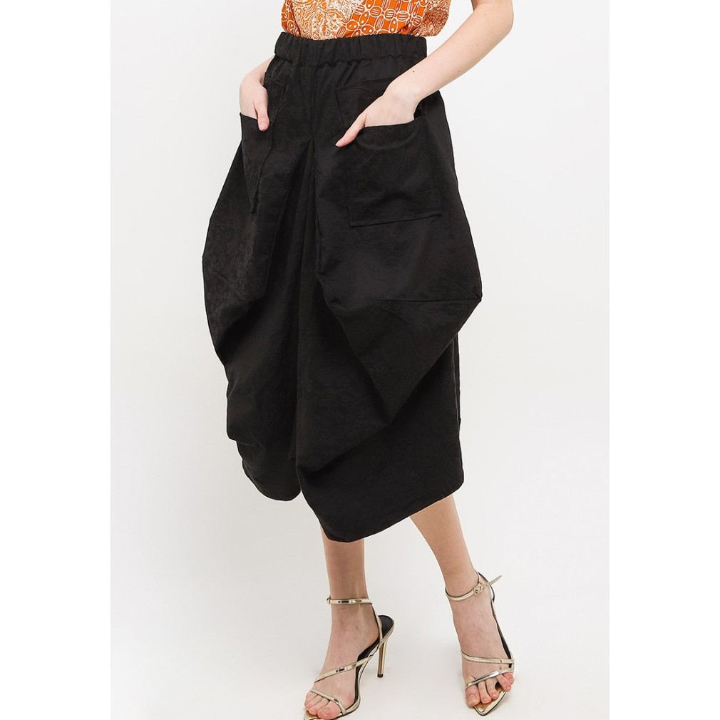 Batik First Kulot Asymetris Batik Jaquard Plain Black