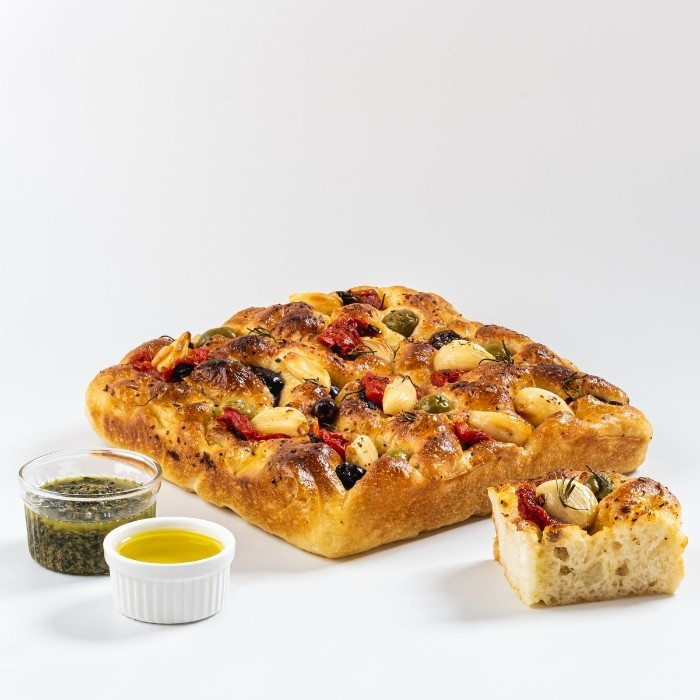 

FOCACCIA SUNDRIED TOMATO, GARLIC CONFIT, OLIVES