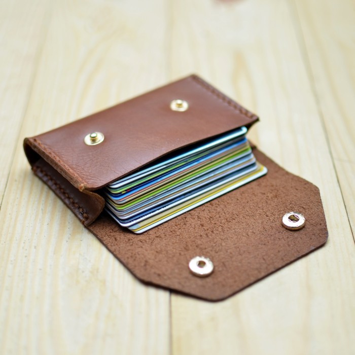 

DOMPET KULIT ASLI UNTUK KARTU NAMA KARTU ATM DIKERJAKAN HANDMADE