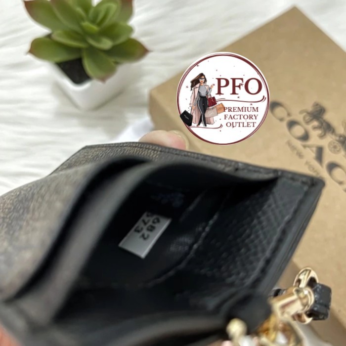 

GANTUNGAN CH LANYARD IN SIGNATURE CANVAS ID 65573 MAHOGANY BLACK BROWN