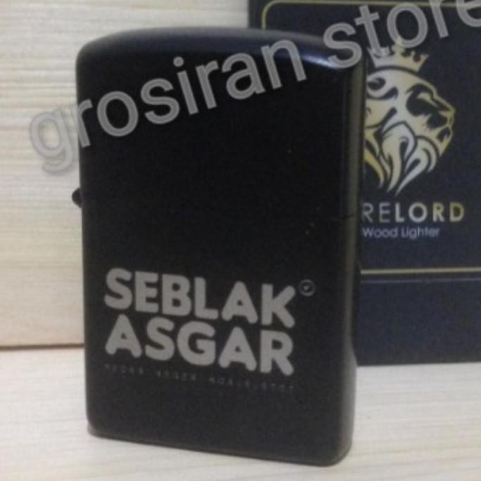 

Terlaris Zippo Seblak Asgar Custom Logo Ukir Grafir Nama Kado Korek Hitam Ready Stok