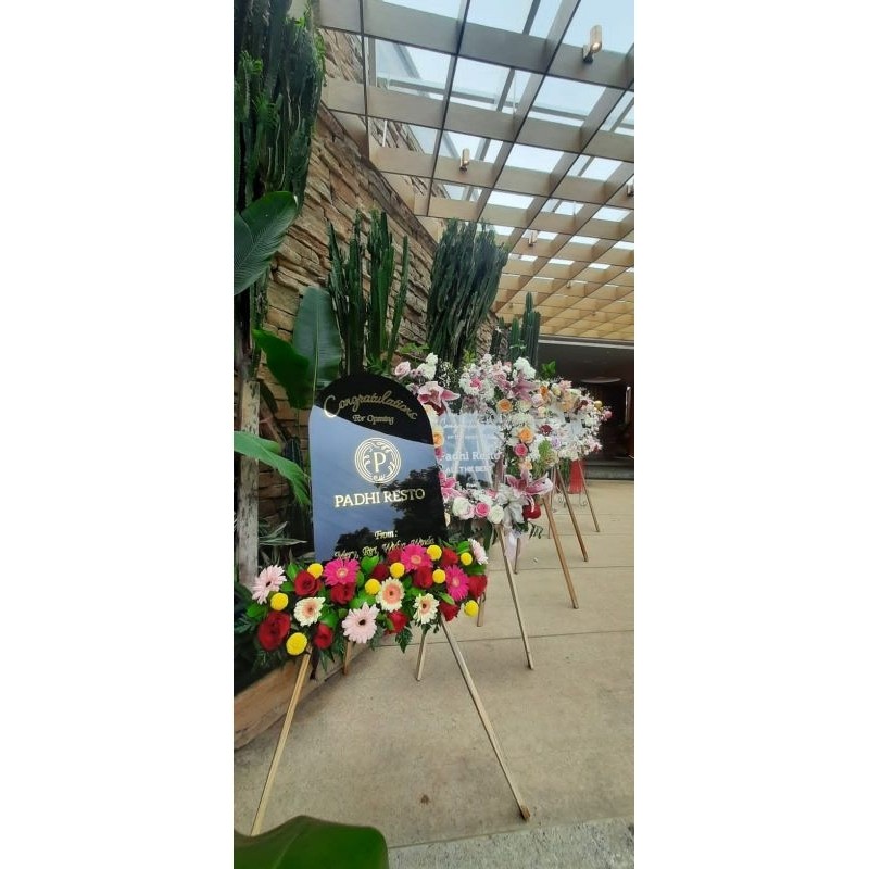 

Berkualitas Easel 90, Standing Frame Foto Prewedding