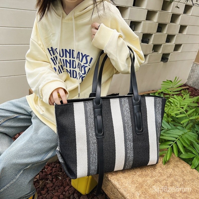 Tas Bahu Wanita Kanvas Garis Warna Blok Putih224Tas Tote Berkapasitas Besar yang Trendy dan Bertekst