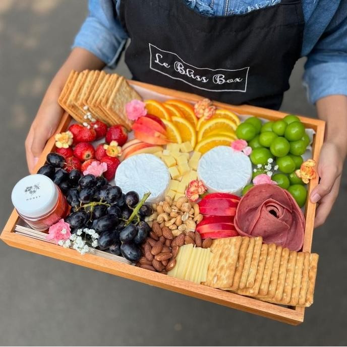 

Sale Xtra Cheese Wooden Premium Charcuterie Board | Cheese Fruit Hamper Jakarta By Le Bliss