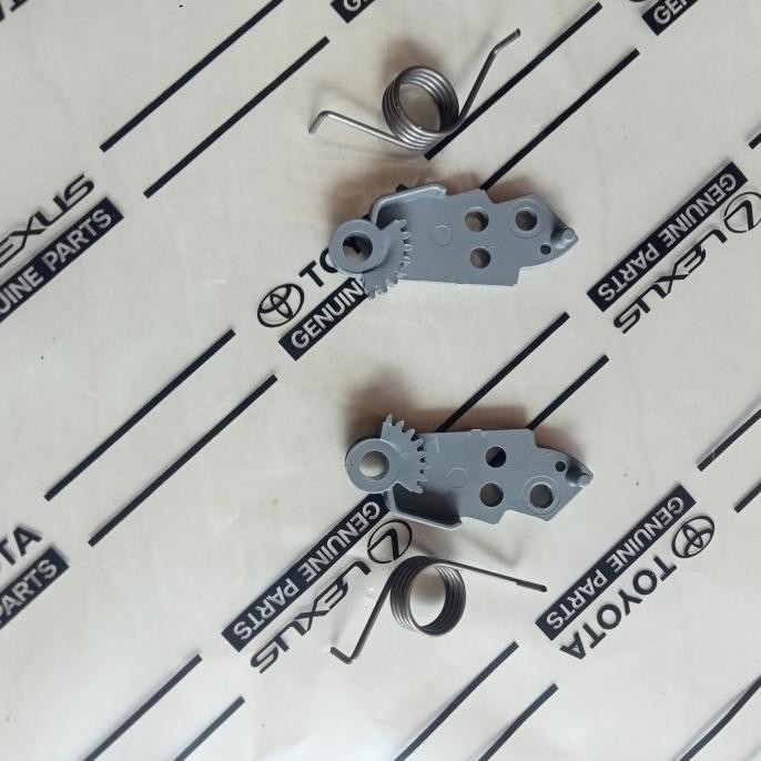 BREKET TUTUP LACI DASBOR ATAS MOBIL INNOVA ORIGINAL