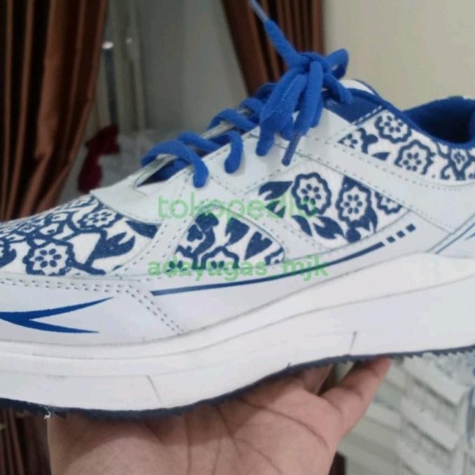 sepatu olah raga jalasenastri TNI AL