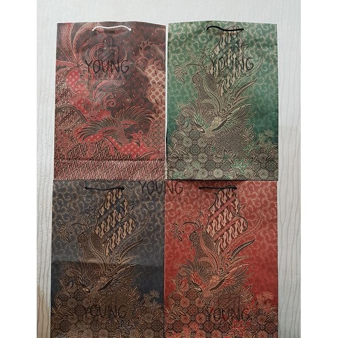 

Be09 Paper Bag / Tas Kertas Batik Folio Motif Burung Uk.24,5X9,5X35 (1 Lusin (12Pcs))