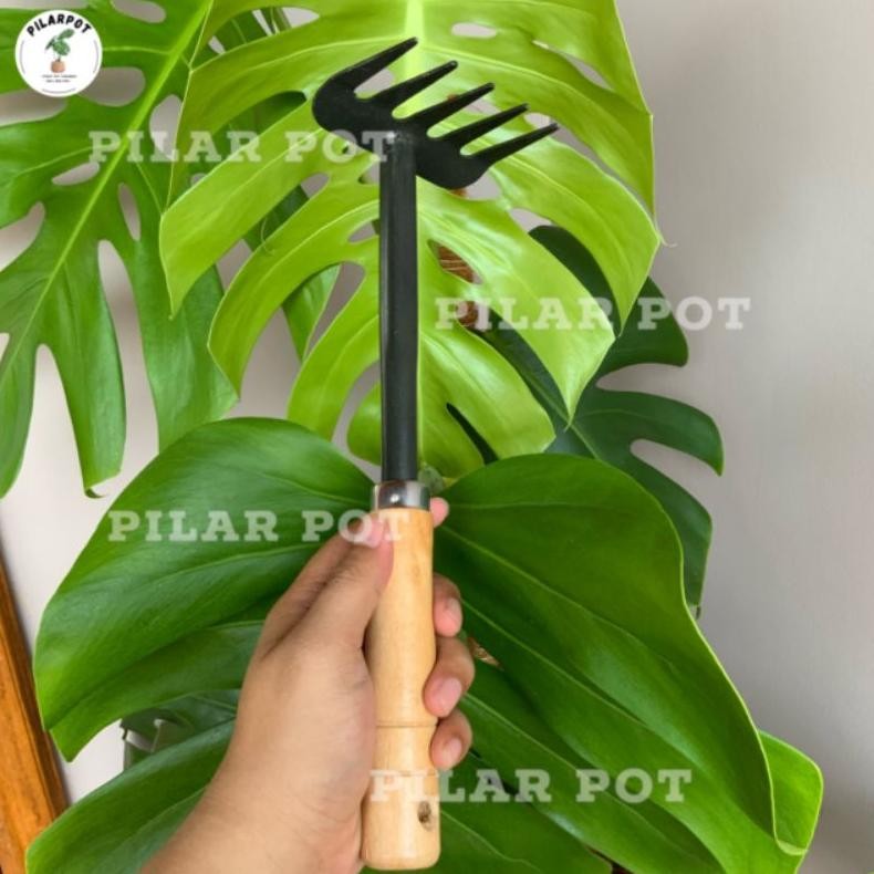 garpu besi gagang kayu untuk garukan tanah berkebun - GARPU TANAH