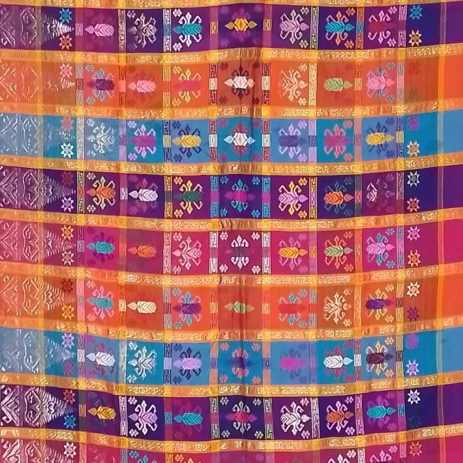 KAIN TENUN ADAT - SARUNG SONGKET BENANG EMAS DAN SUTERA. NEGARE, BALI. 50 - 60 TAHUN.