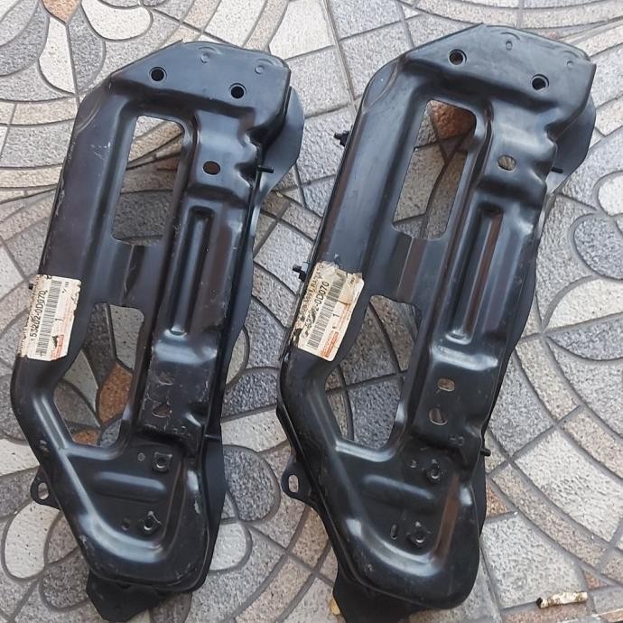 Support braket pegangan Radiator Kanan Toyota Yaris New vios Original ....