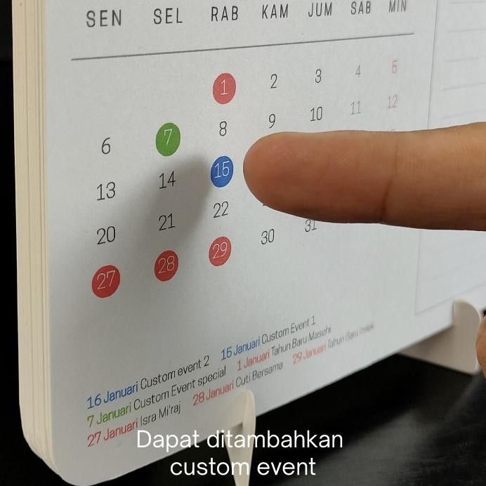 

Kalender meja estetik dan unik dengan fitur notes dan custom event. Sudah ada hari libur dan pembeli dapat menambahkan event. Kertas tebal dan kokoh. Sudah include holder estetik murah