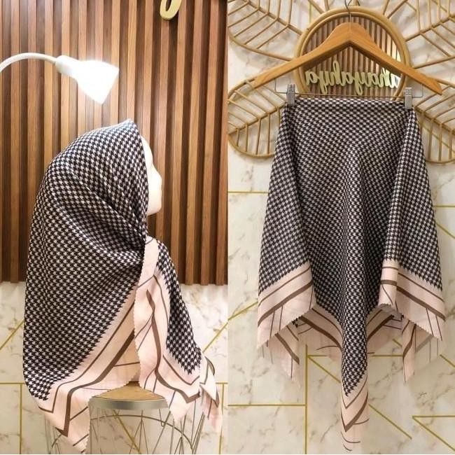 Diskon HIJAB SEGI EMPAT VOAL MOTIF SUBLIME KODE 298 HITAM CREAM