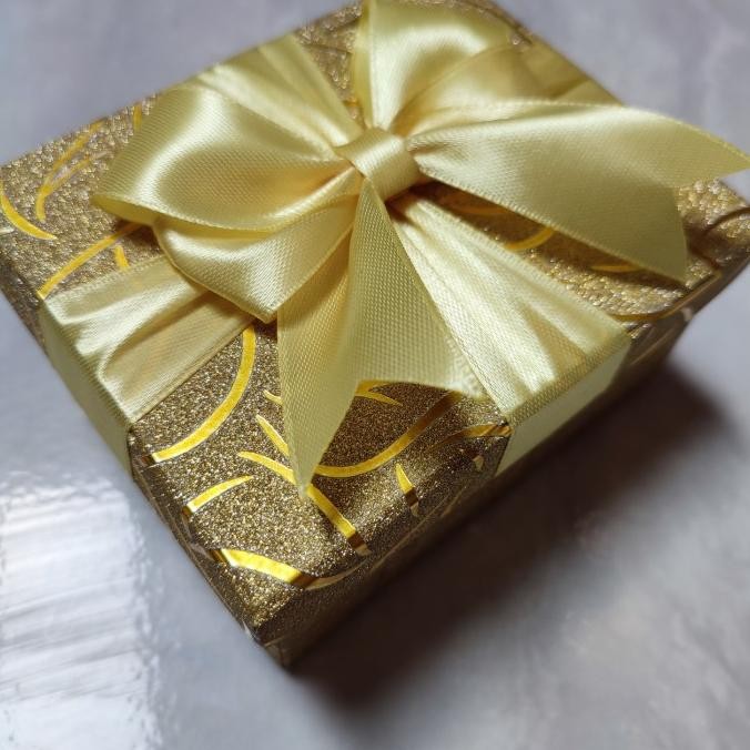 

Ready BOX KADO SPESIAL GOLD MOTIF DAUN BISA CUSTOM UKURAN DAN WARNA LAINNYA