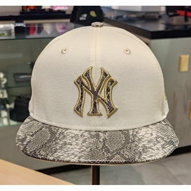 Topi New Era 9Fifty New York Yankees Year Of The Snake Chrome White Cap 100% Original Resmi