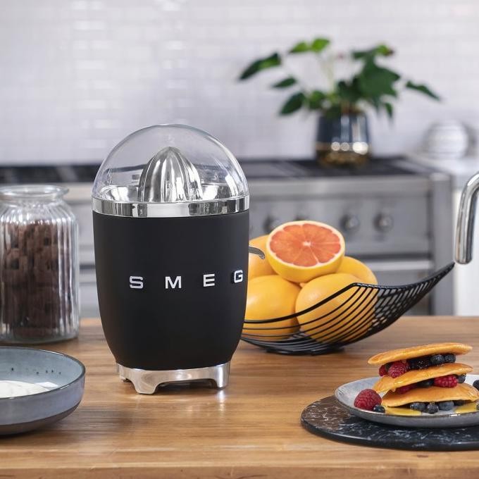 smeg electric citrus juicer cjf11 - pemeras jeruk otomatis