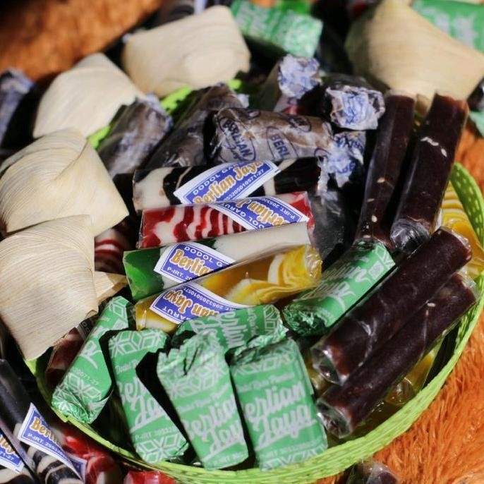 

Dodol Garut Mix 1kg - Camilan dan Oleh-Oleh Rasa Coklat, Keju, dan Kacang - Chocolate, Makanan, Keripik